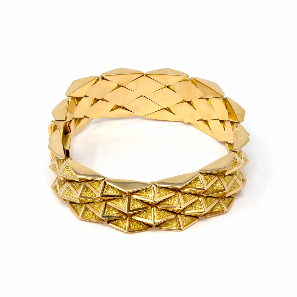 Italian 1960s 18 Karat Yellow Gold Pyramidal Link Bracelet round view